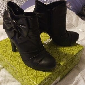 Bow embellished ankle boots